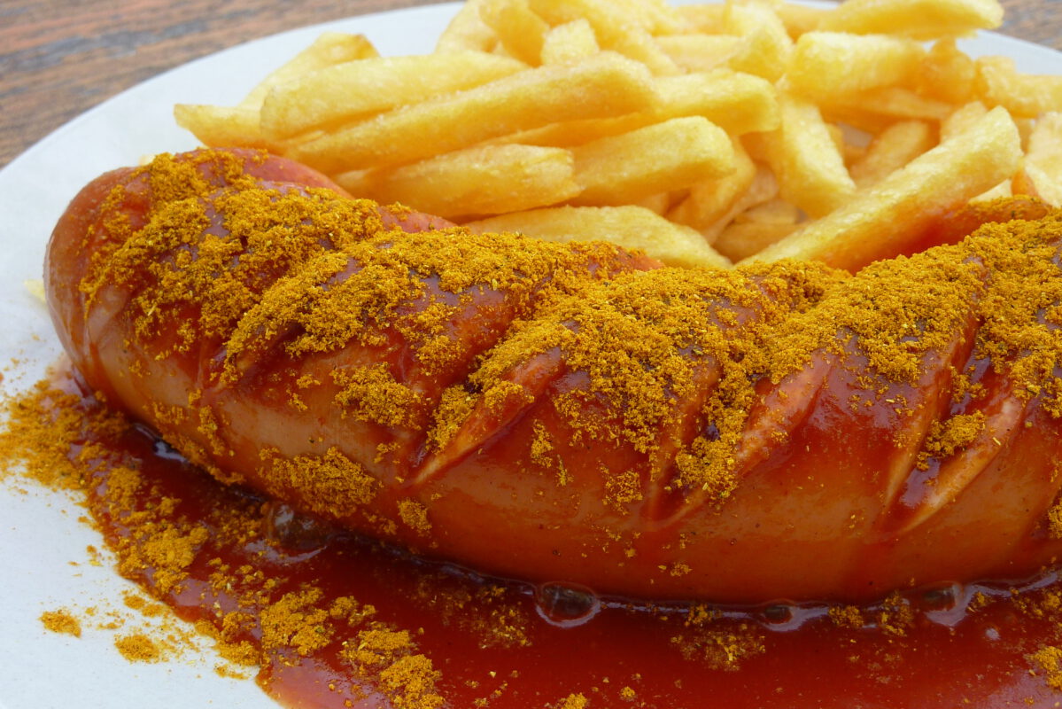 Currywurst mit Pommes