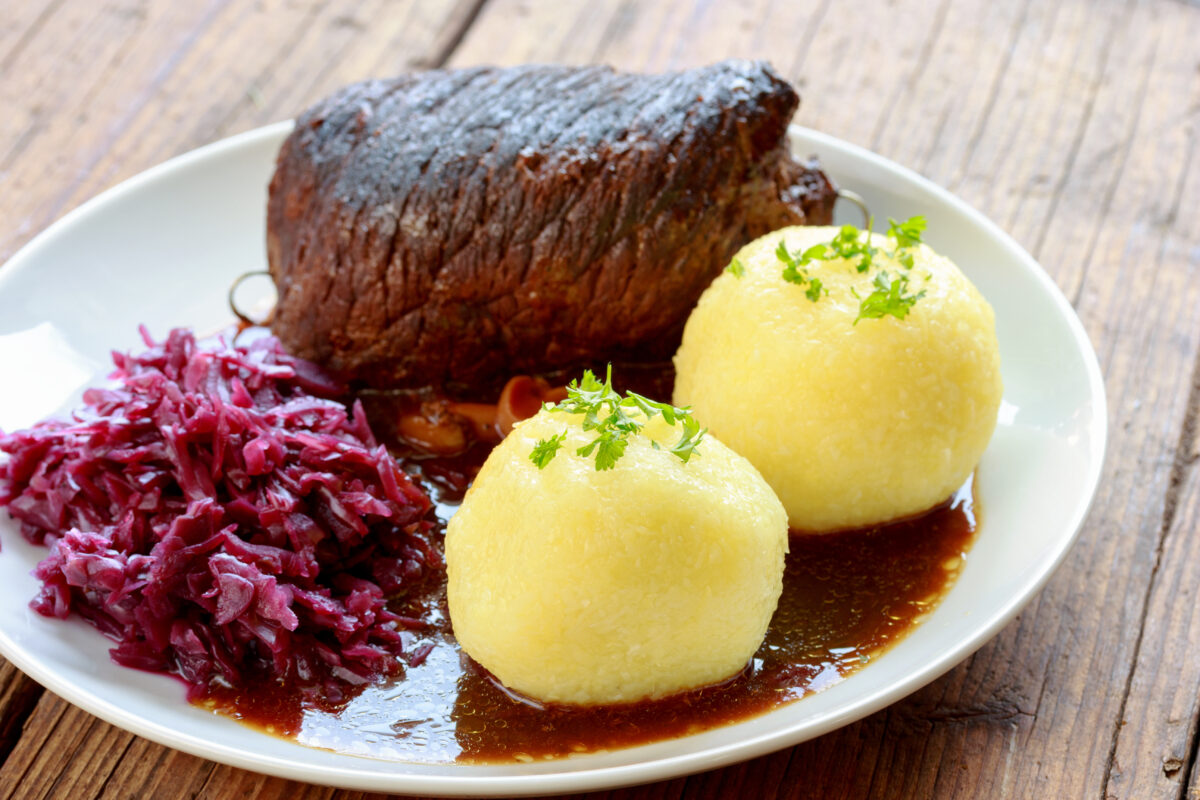 Rinderroulade mit Rotkohl und Kloß